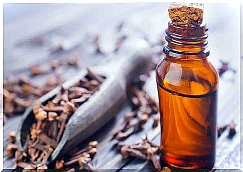 Clove essential oil