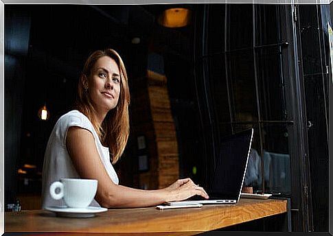 Woman at the computer smiling