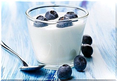 A natural detoxifier based on yogurt and blueberries