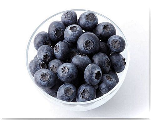 Natural detoxifying yogurt and blueberries