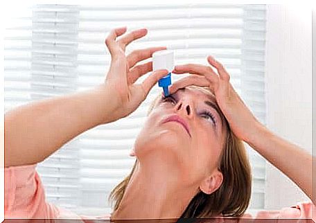 Woman puts the eye drops in the eye.