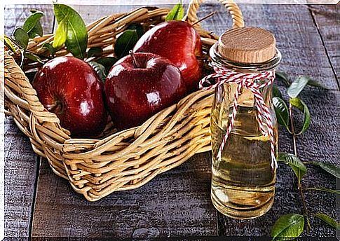 apple cider vinegar and red apples