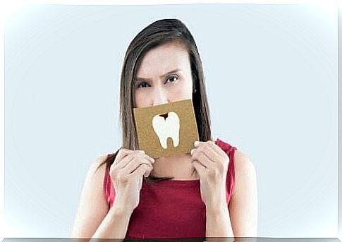 Woman with card with bad tooth.