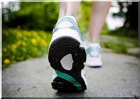 walking helps burn 600 calories per day