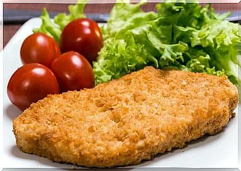 Breaded cutlet, tomatoes and lettuce