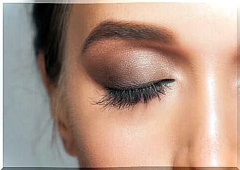 Light dark eyeshadow