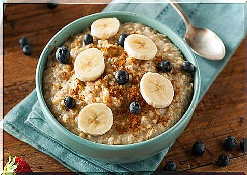 Effectiveness of oats in regulating cholesterol levels - Breakfast oats and fruit