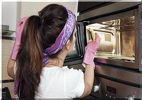 clean microwave oven against bad odors