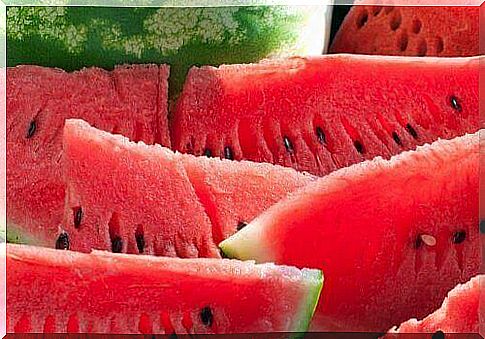 Slices of watermelon among the fruit which helps to lose weight.