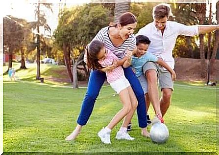 Playing football with the family and transmitting healthy competition.