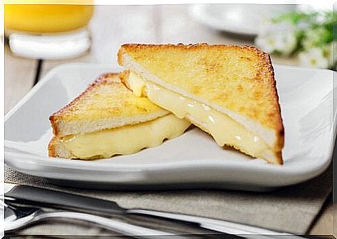 The Montre Cristo sandwich is made with slices of breaded bread