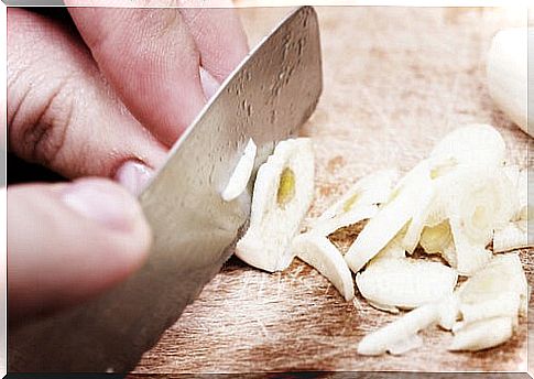 Chop the garlic