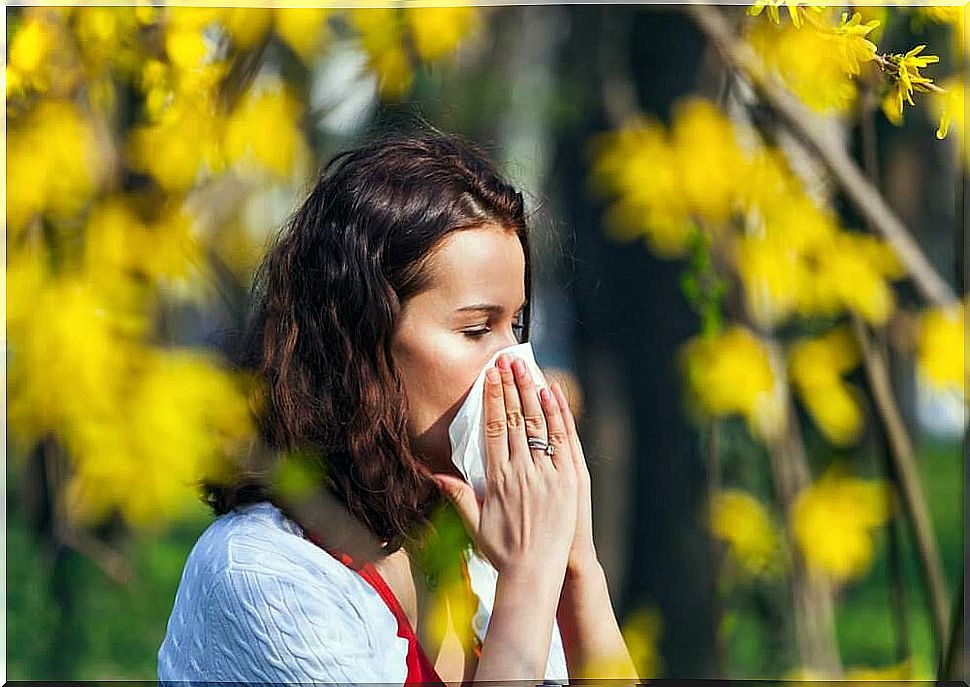 girl suffering from pollen allergy