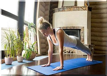 Girl performs a push-up on the arms.