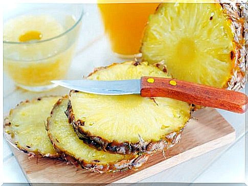 Sliced ​​pineapple 