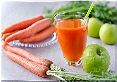 Carrot and apple smoothie