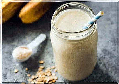 Rejuvenating peach and yogurt smoothies