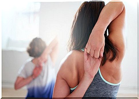 Stretching the arm muscles relieves shoulder pain and increases shoulder flexibility