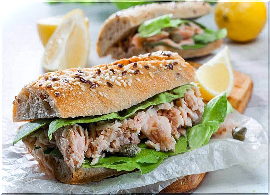 Sandwich stuffed with tuna