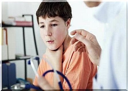 Child touches throat to the doctor.