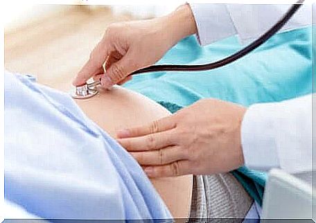 Doctor examines pregnant woman.